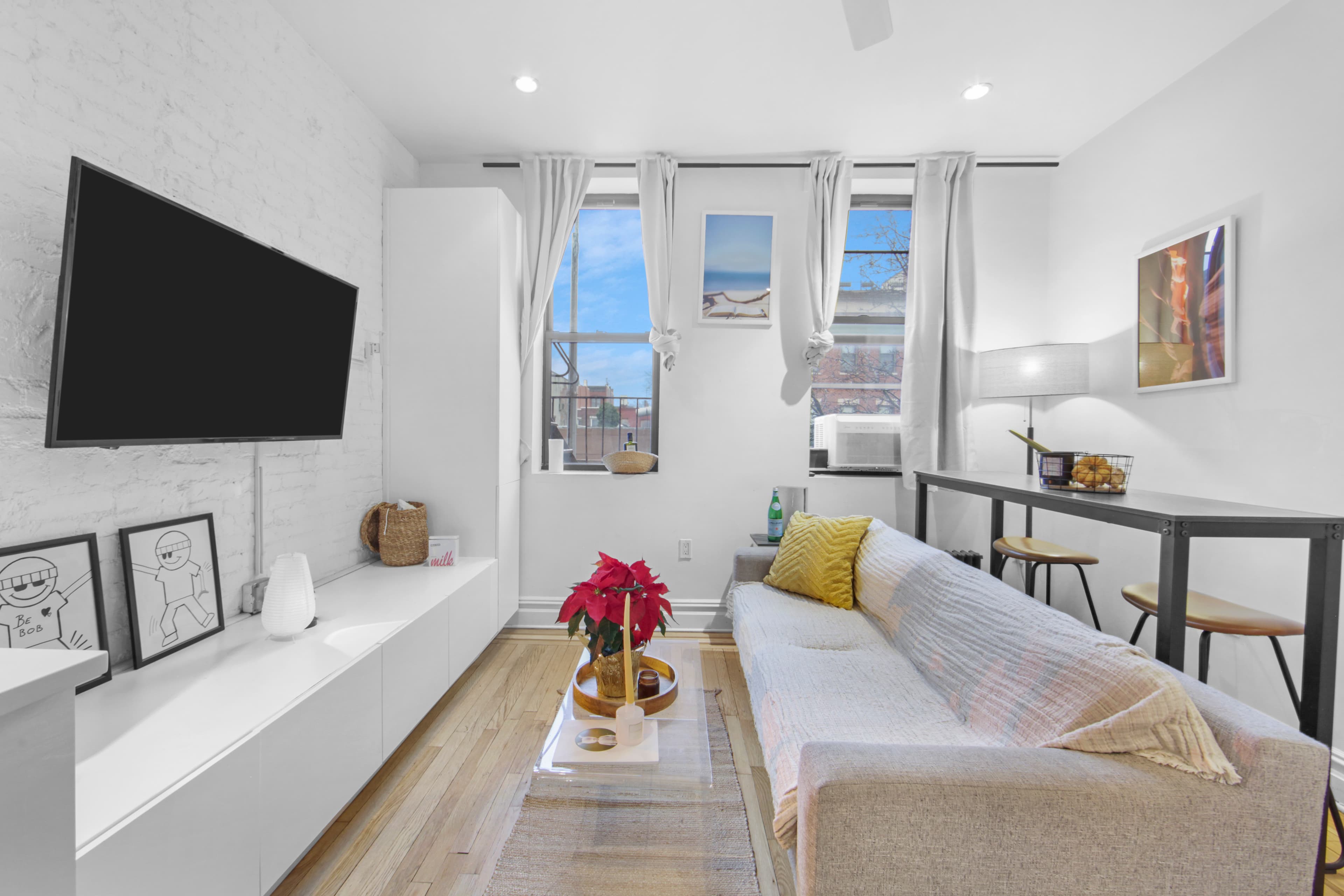 Cozy Bedroom in 107 Greenpoint Ave photo 2