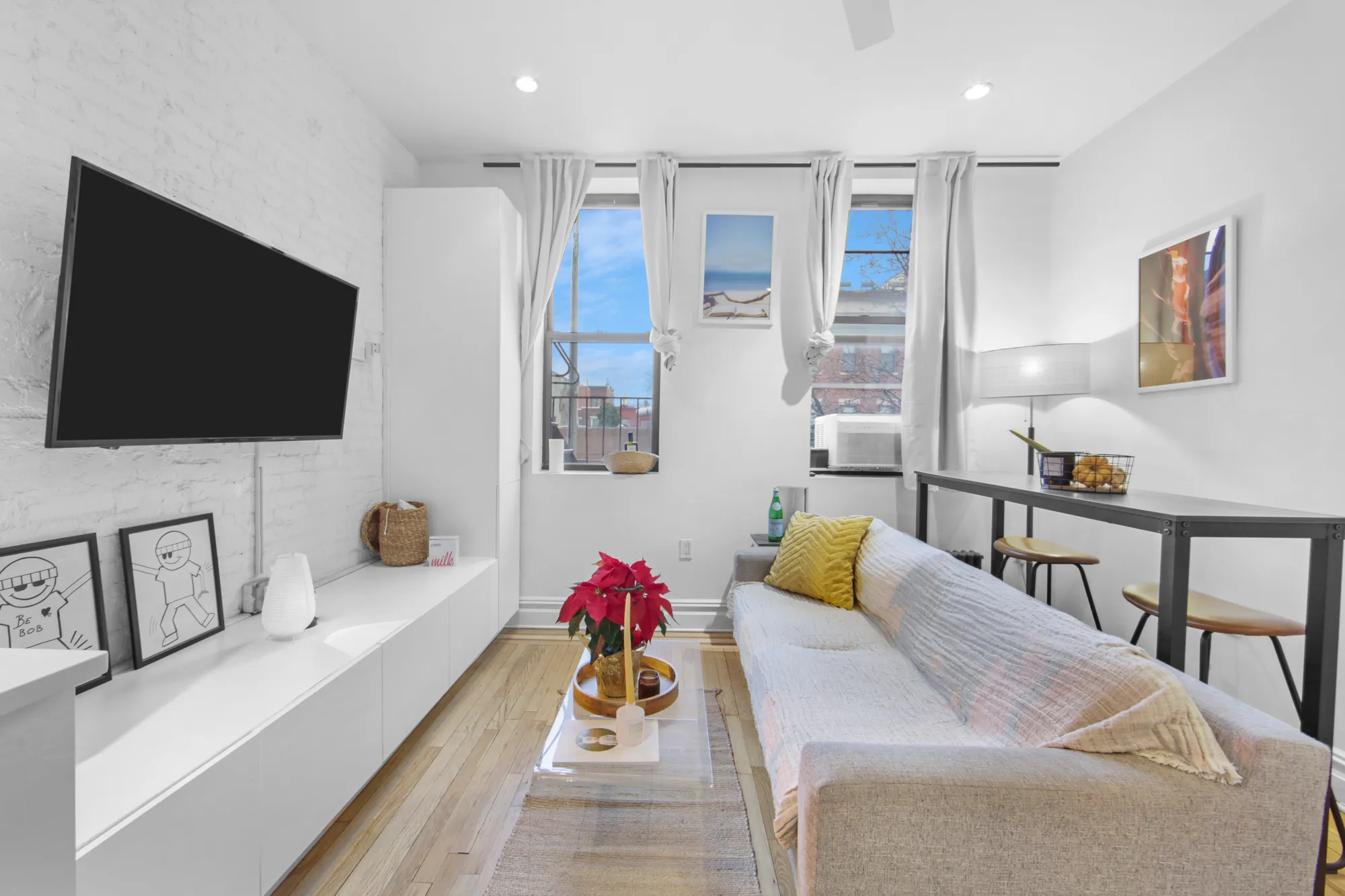 Cozy Bedroom in 107 Greenpoint Ave photo 2