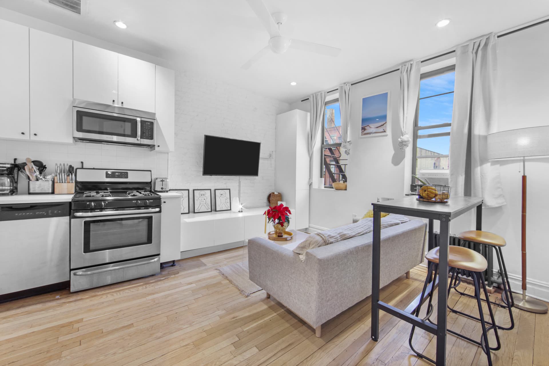 Cozy Bedroom in 107 Greenpoint Ave photo 3