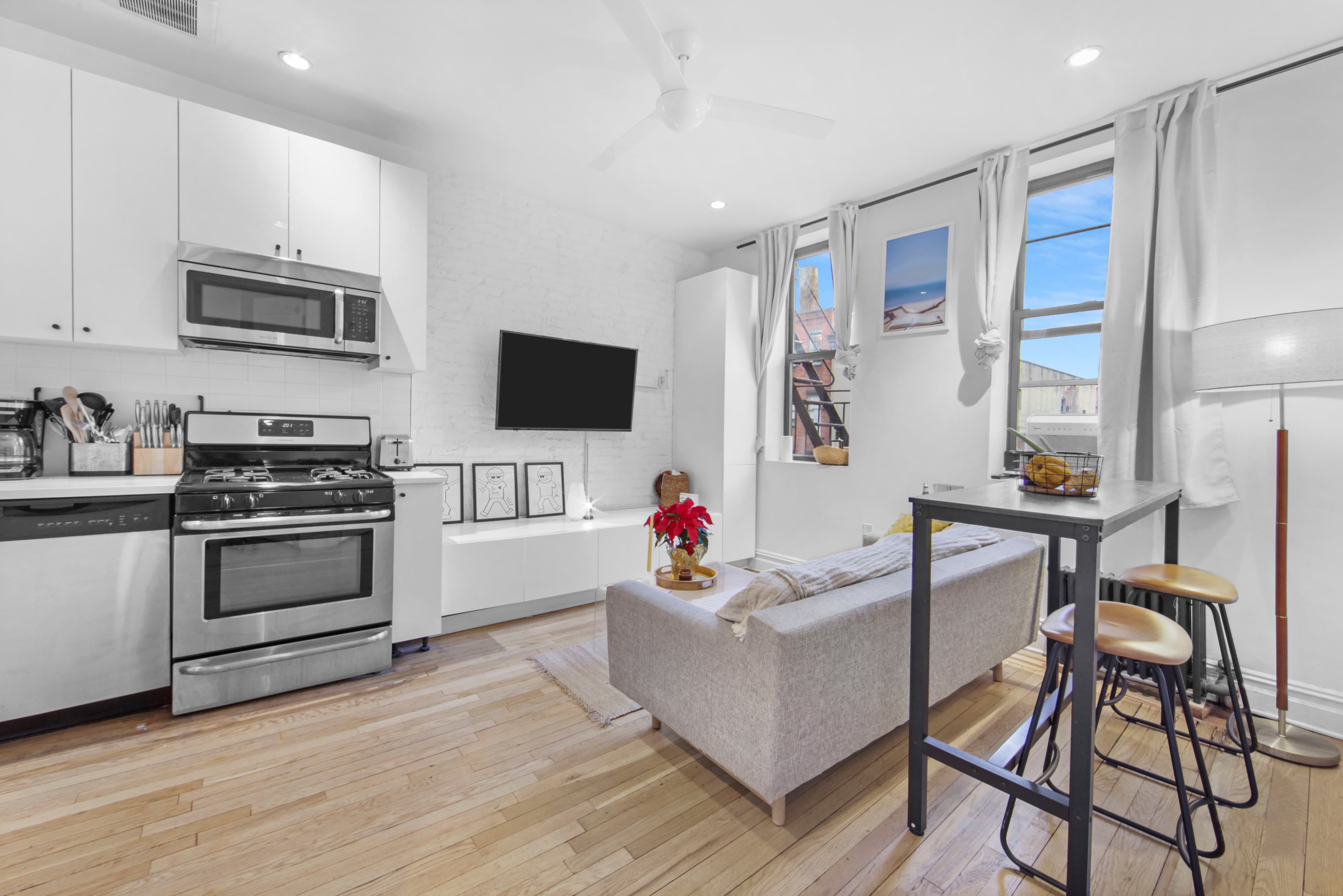 Cozy Bedroom in 107 Greenpoint Ave photo 3