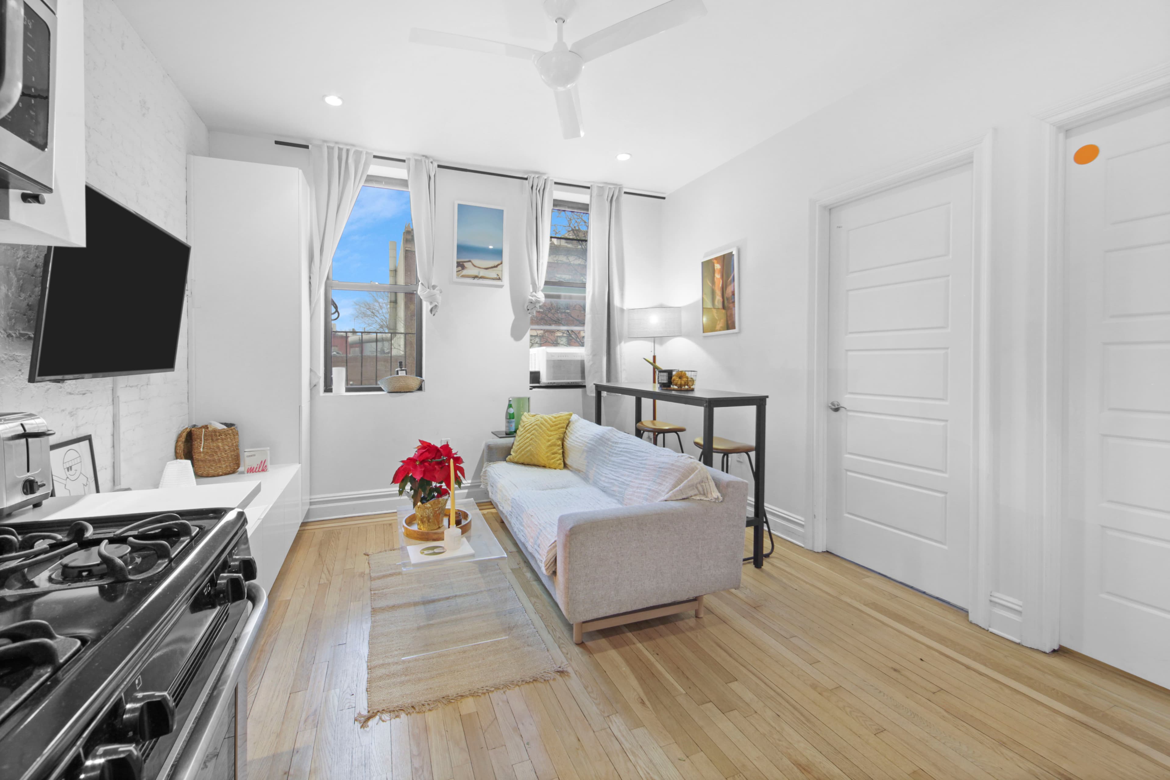 Cozy Bedroom in 107 Greenpoint Ave photo 4