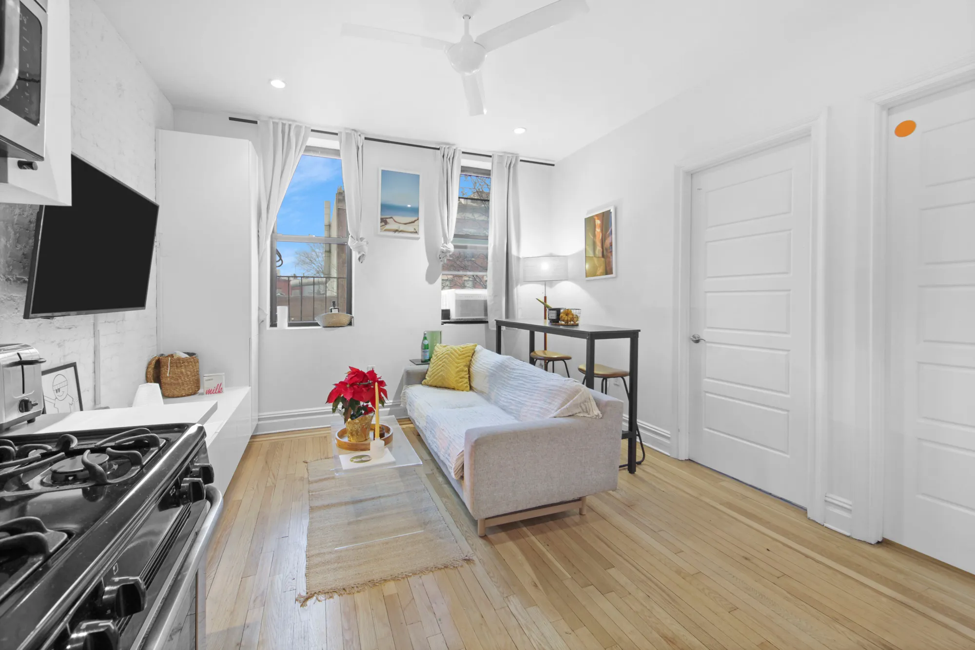 Cozy Bedroom in 107 Greenpoint Ave photo 4