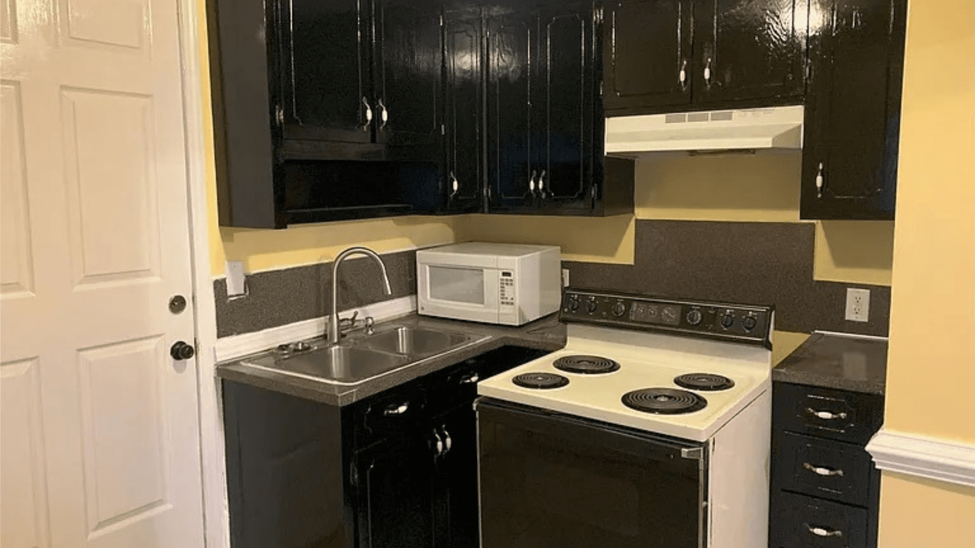Modern Furnished Room in Charlotte - All Utilities Included!, coliving in Charlotte