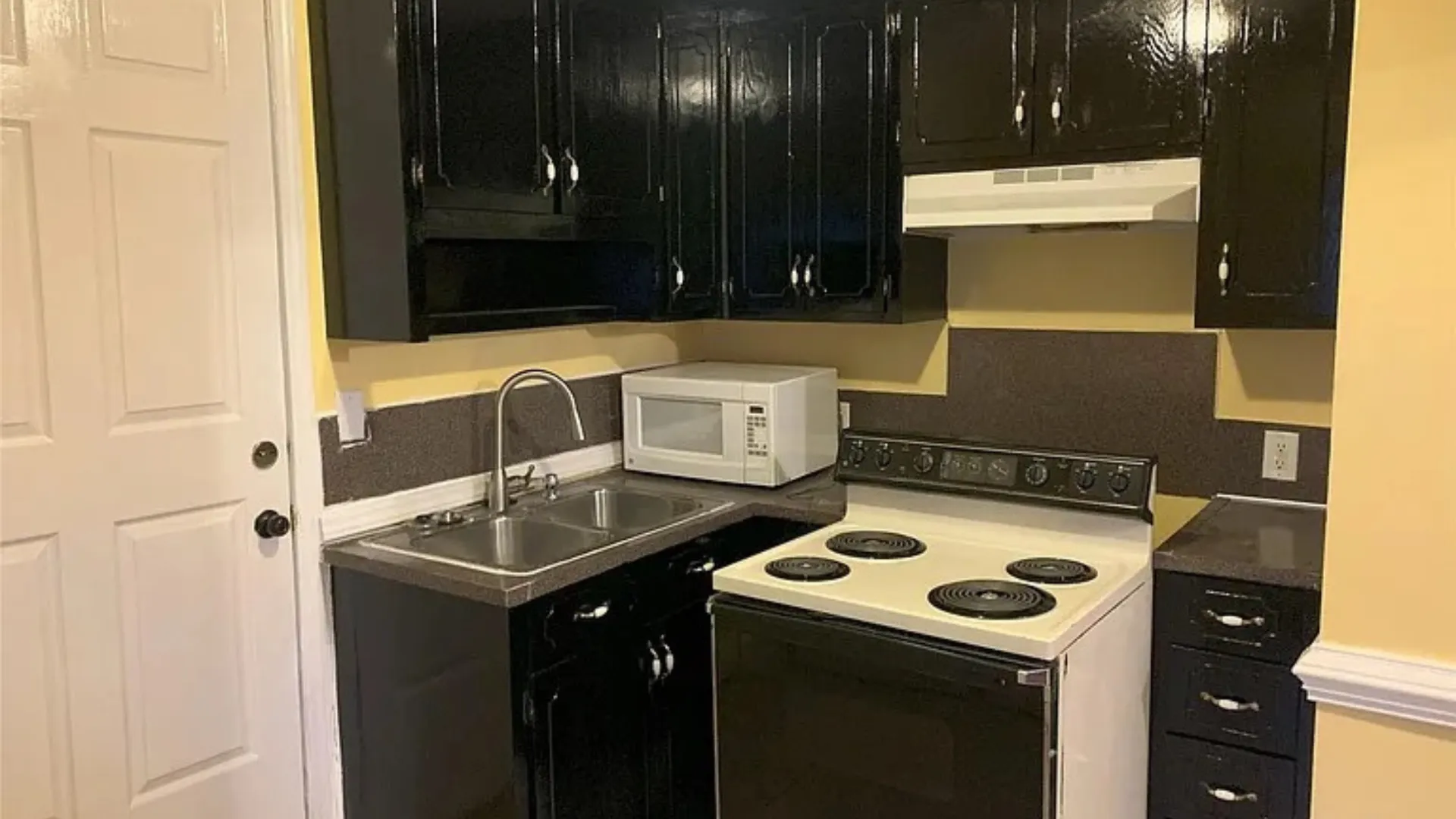 Modern Furnished Room in Charlotte - All Utilities Included!, coliving in Charlotte