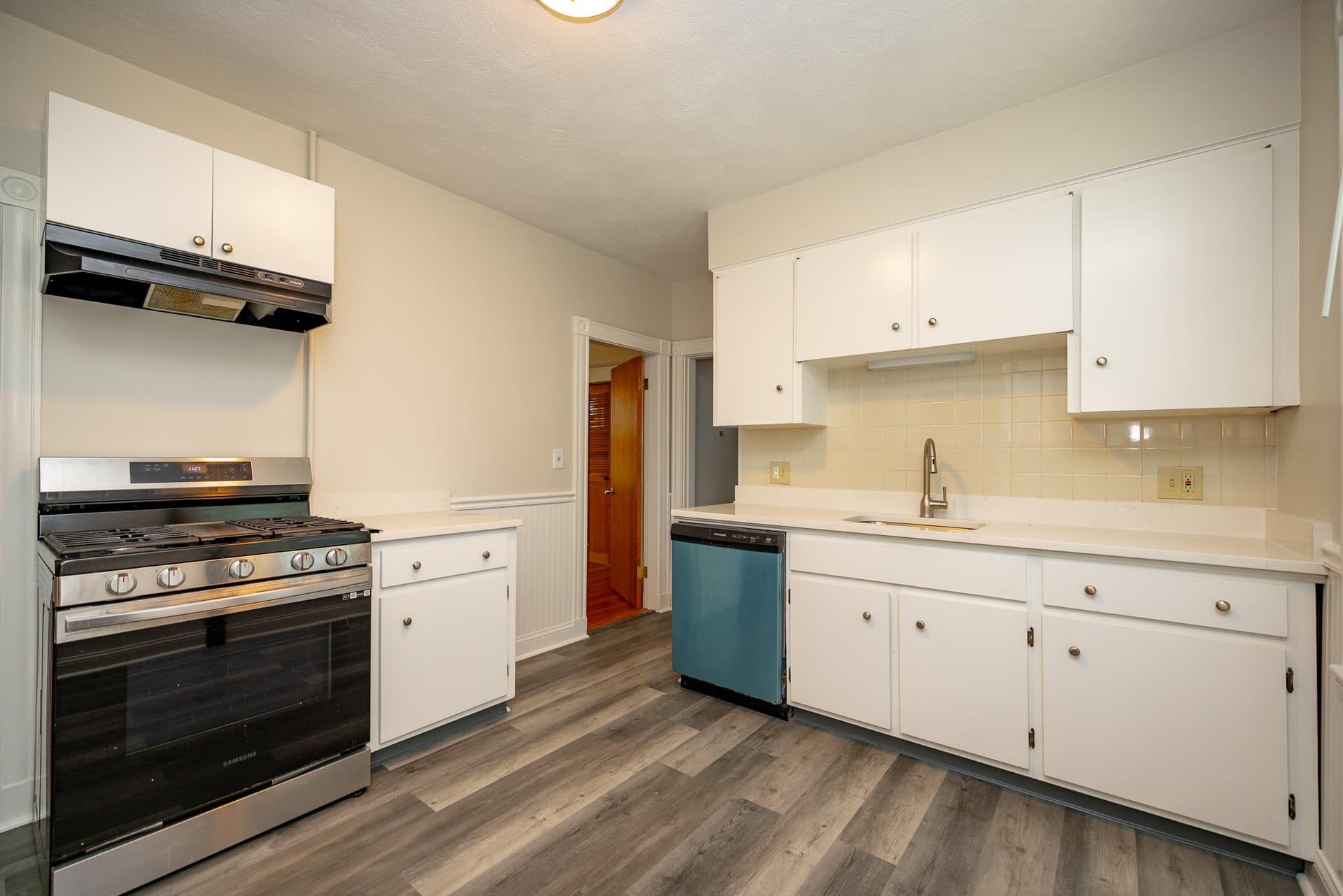 Roslindale queen bed pet friendly, coliving in Boston