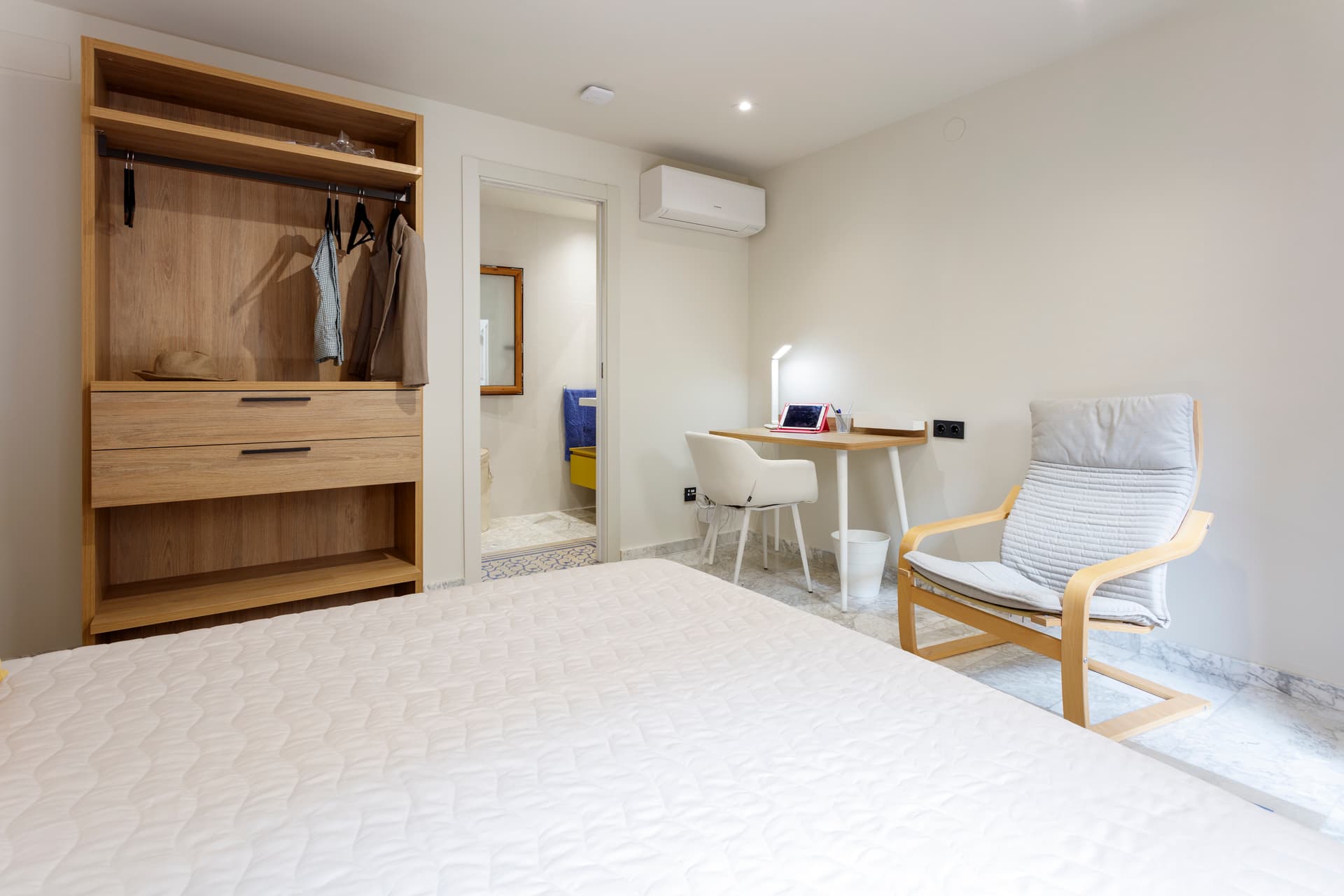 PRIVATE room photo 2
