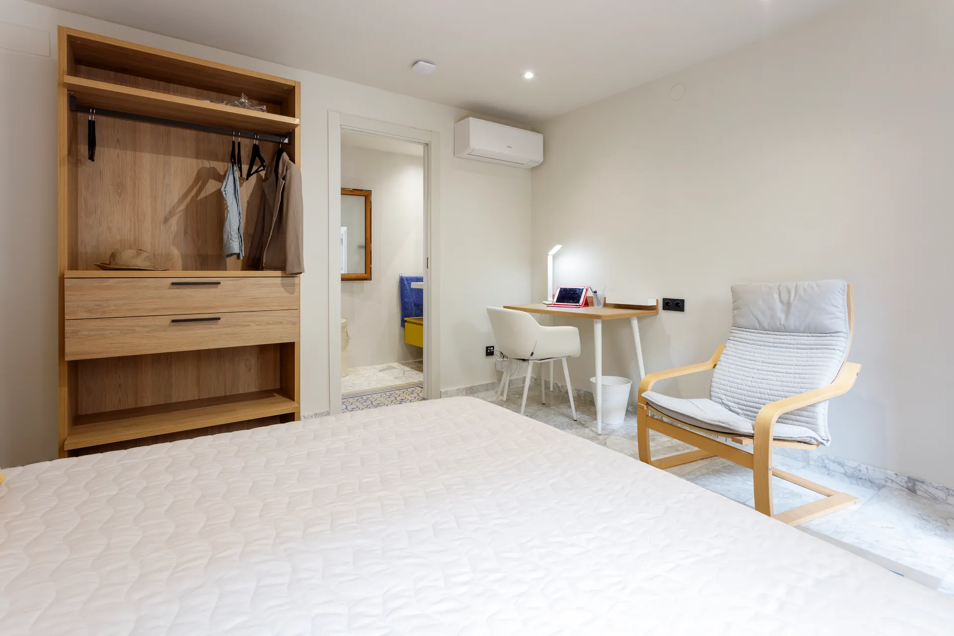 PRIVATE room photo 2