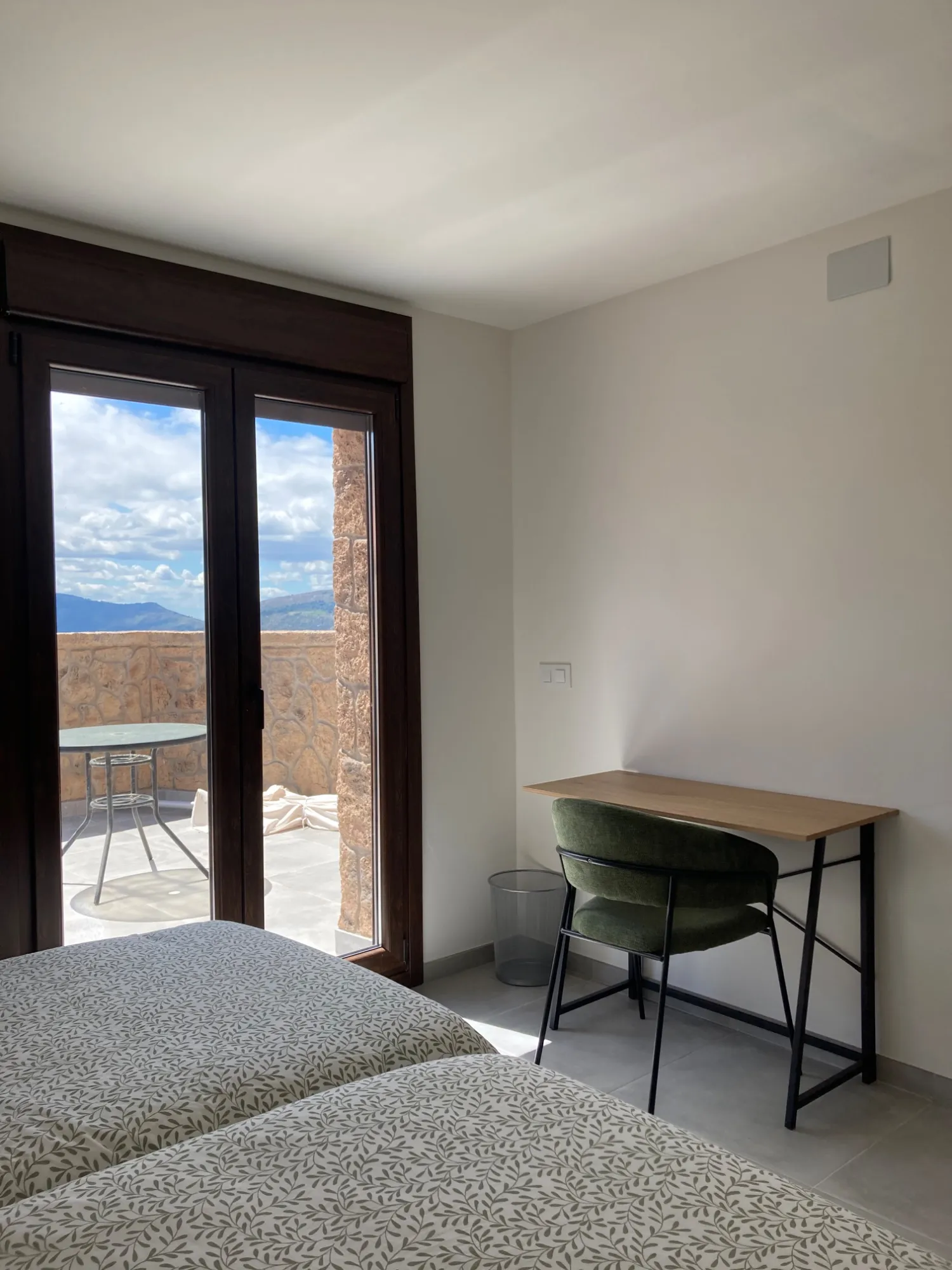 SHARED room photo 1