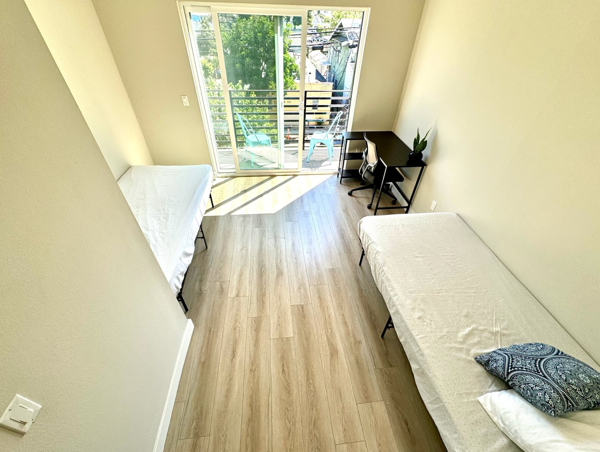 SHARED room photo 1