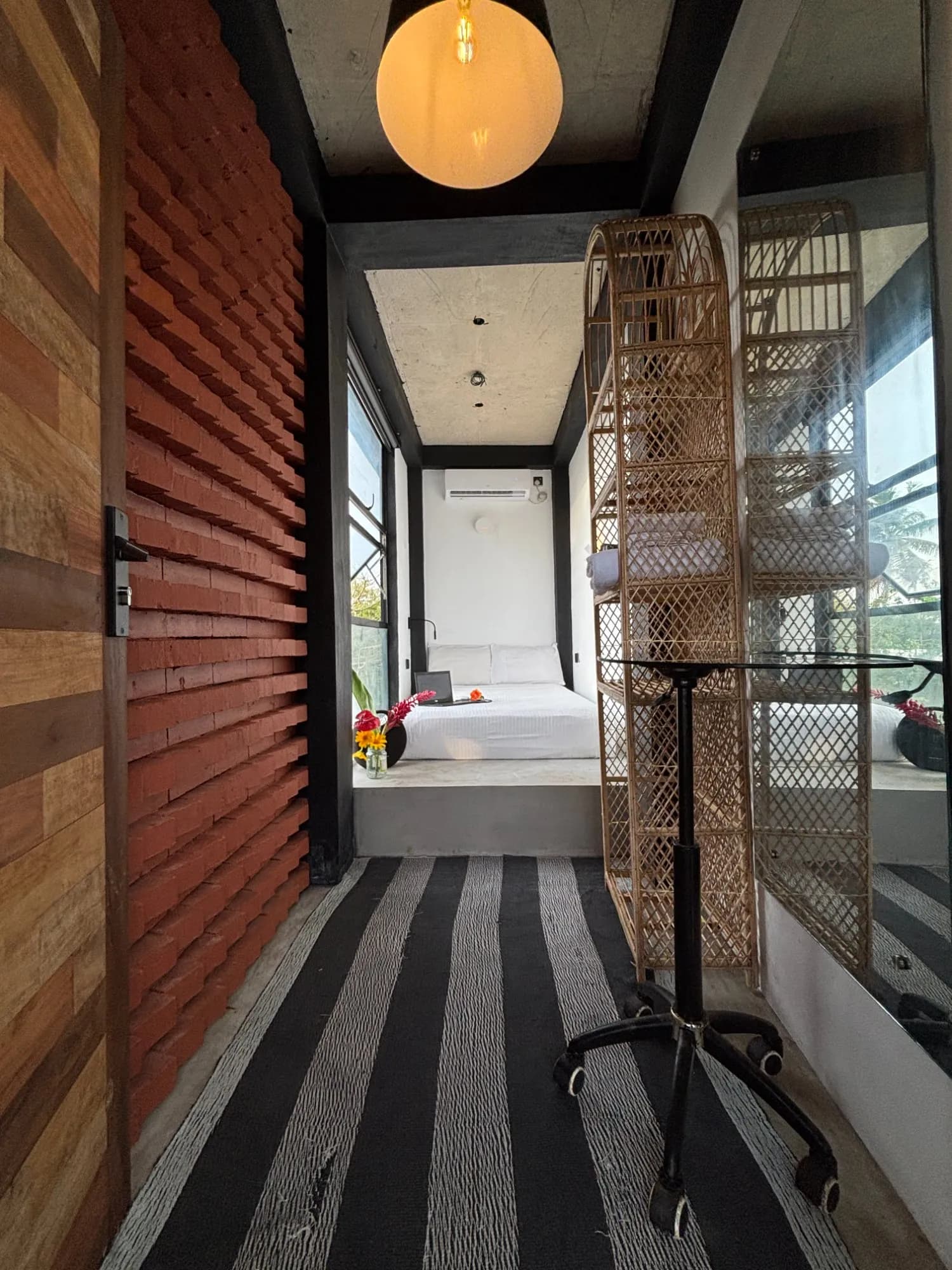 SHARED room photo 1