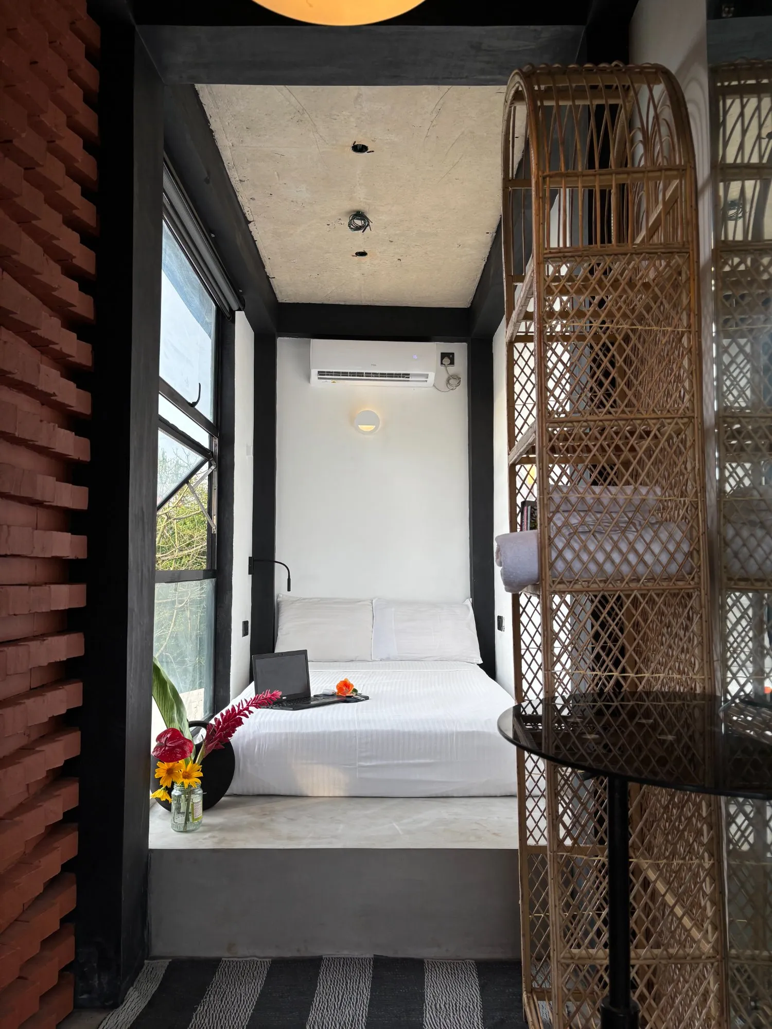 SHARED room photo 2