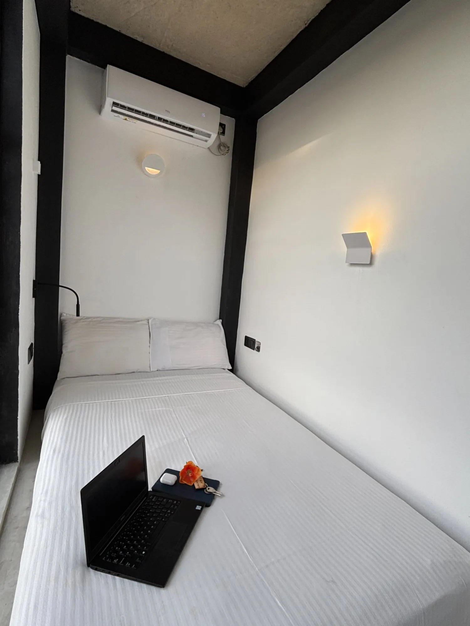 SHARED room photo 5