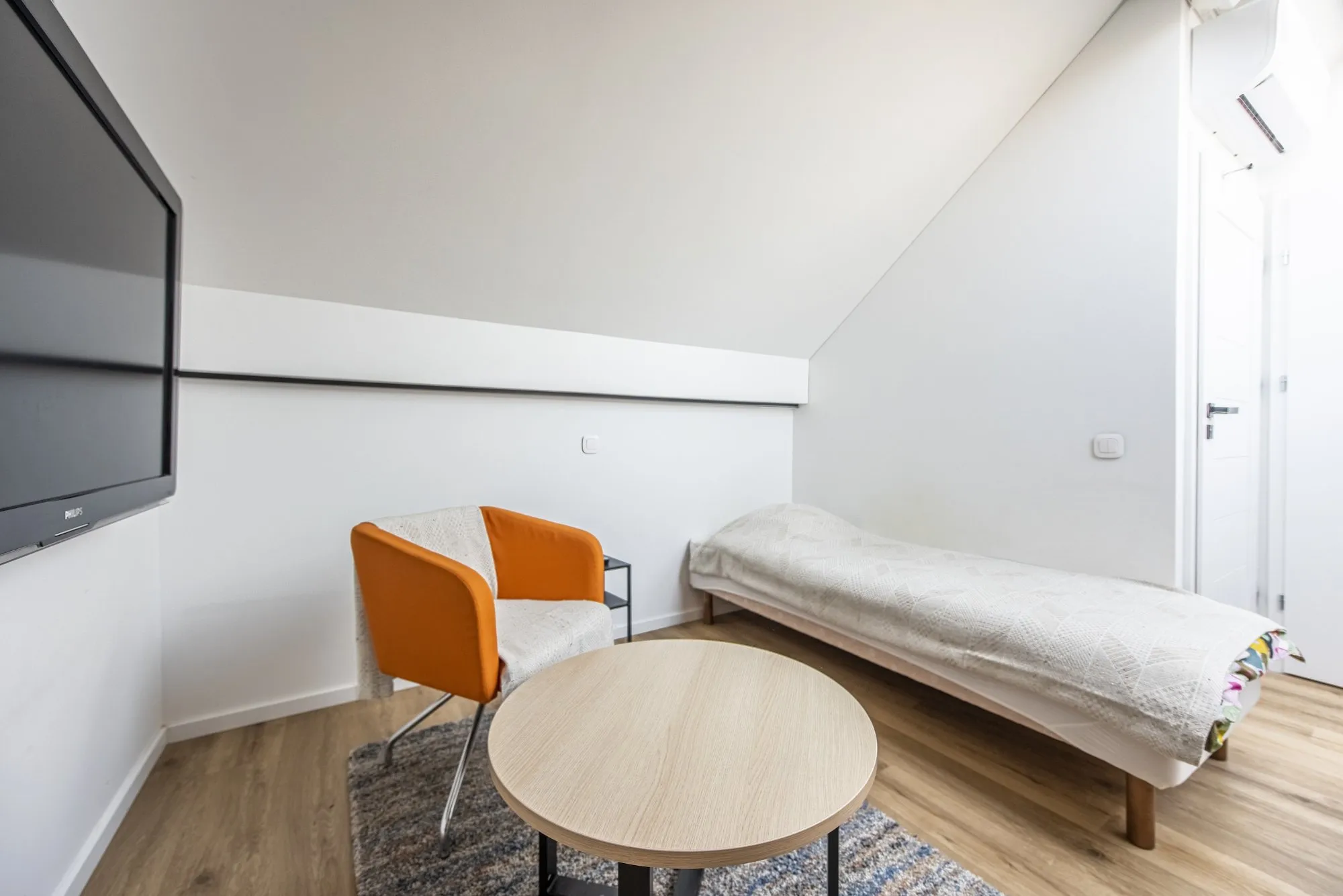 PRIVATE room photo 2