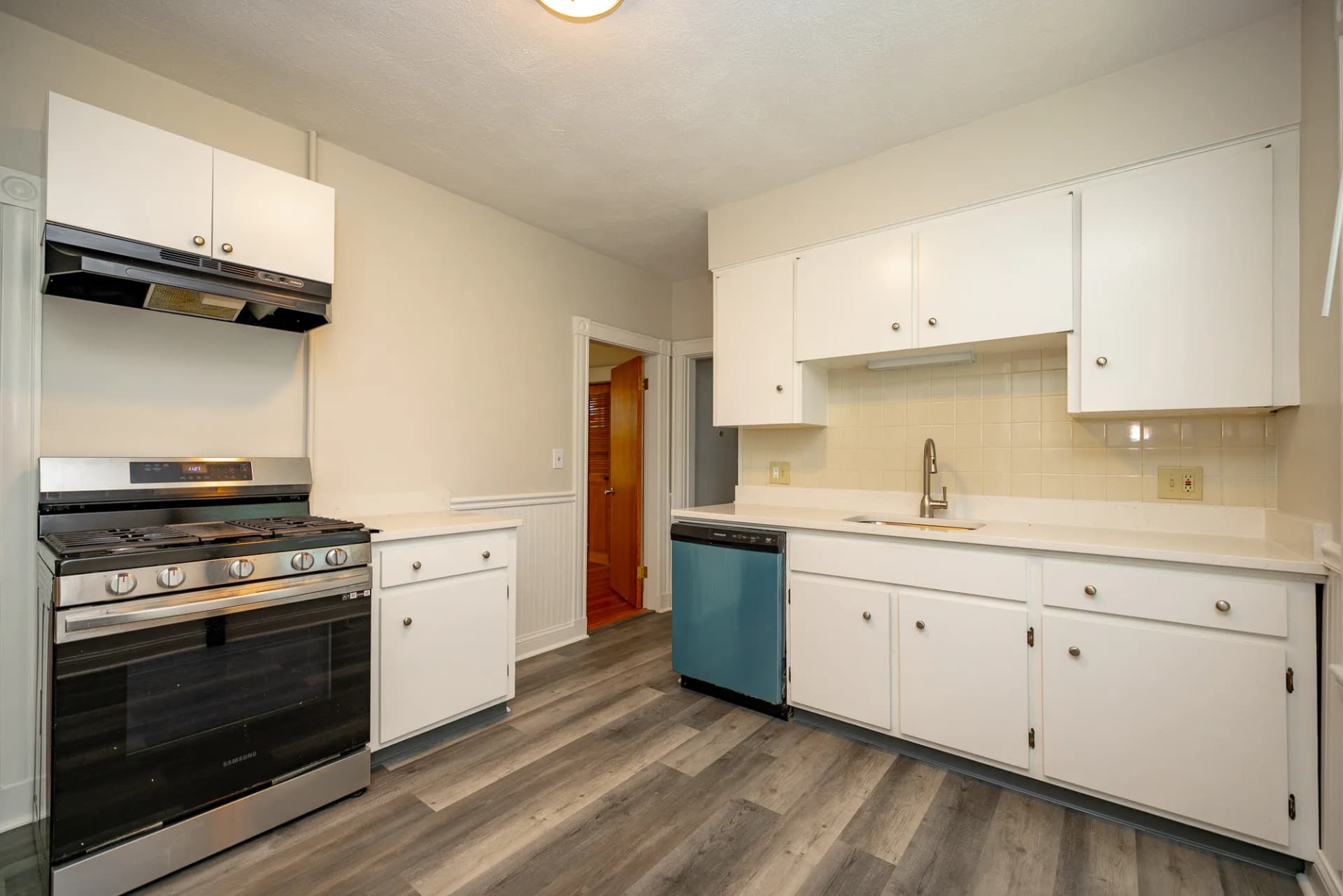 Roslindale queen bed pet friendly, coliving in Boston