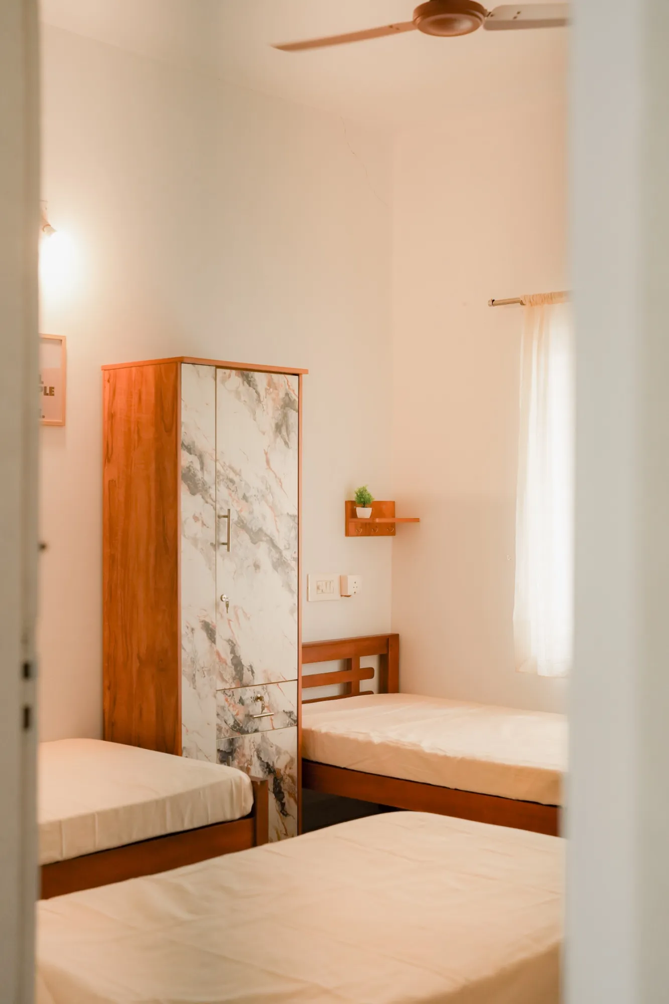 SHARED room photo 2