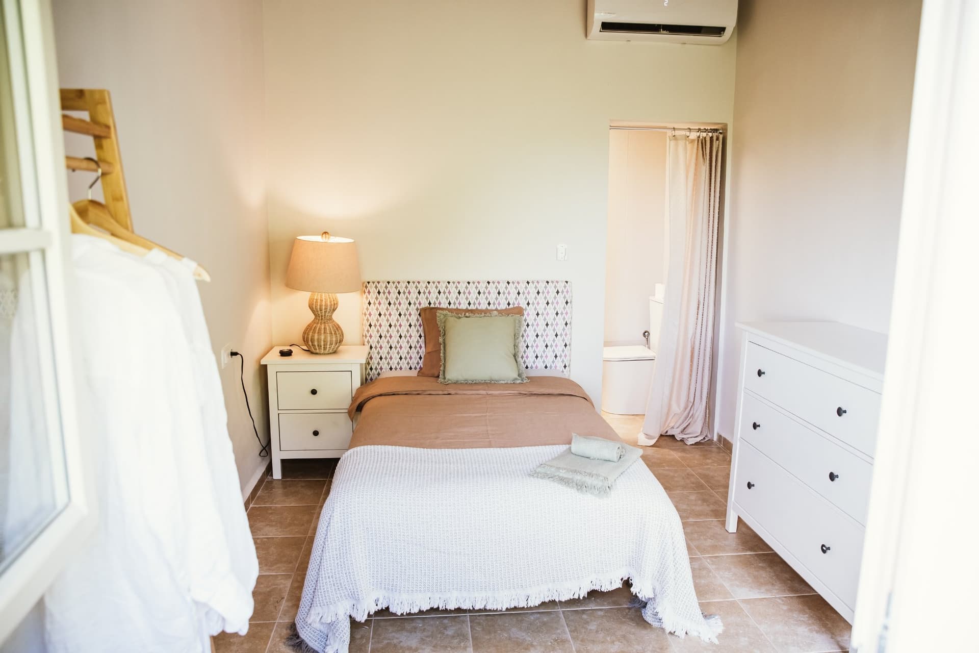 PRIVATE room photo 2